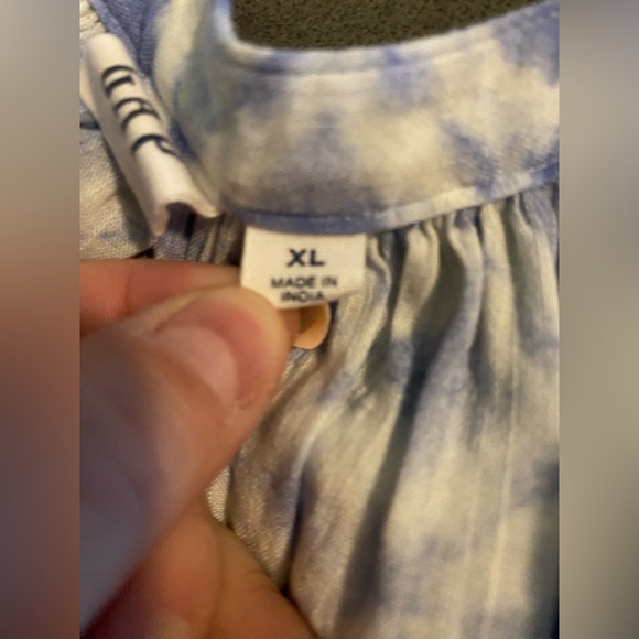 Gap | Blue & White Patterned Long Sleeved Blouse With V-Neck & Fitted Sleeves - Picture 9 of 10